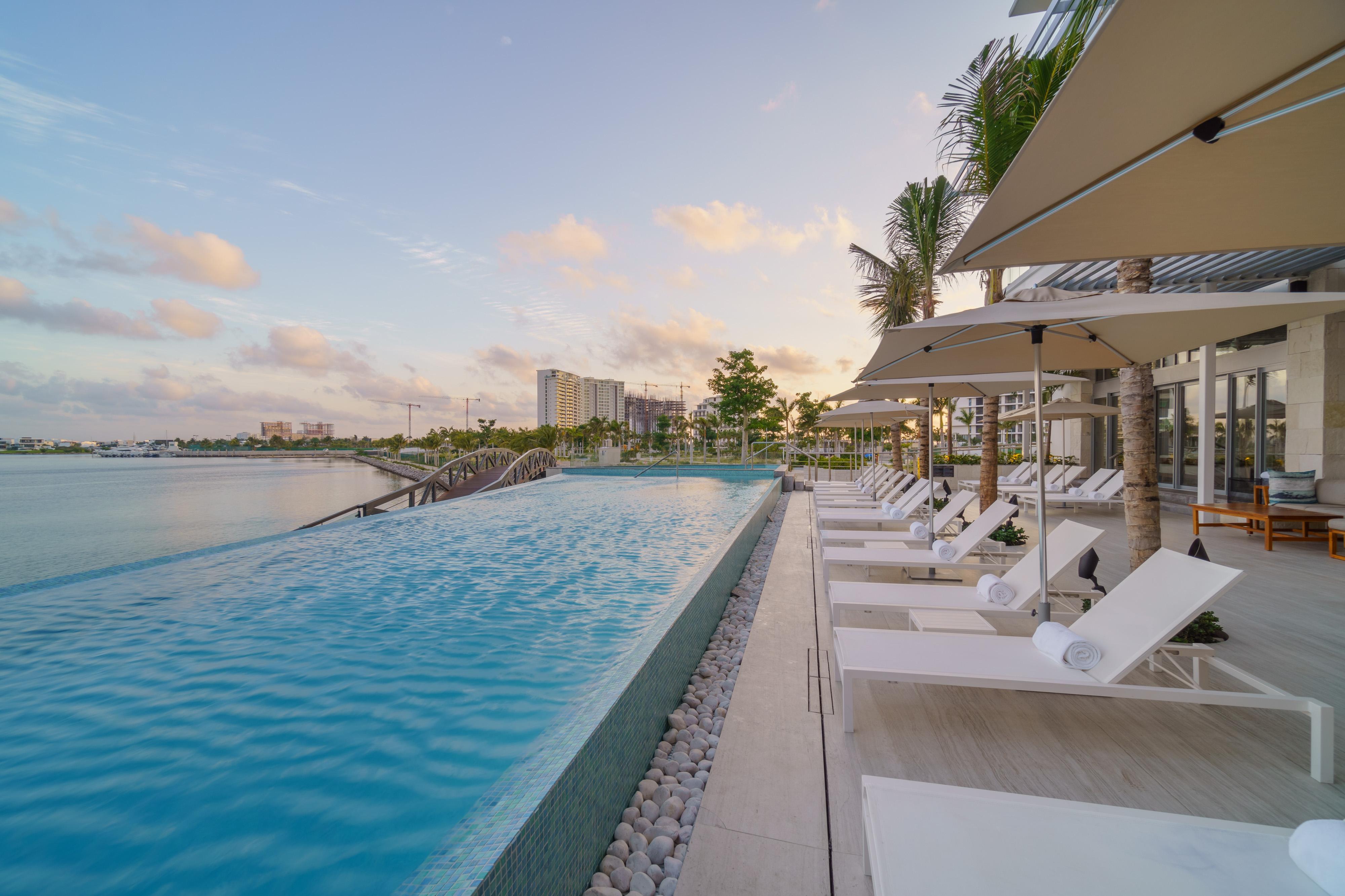 Renaissance Cancun Resort & Marina Exterior foto The pool at the Ritz-Carlton, Maldives, Fari Resort
