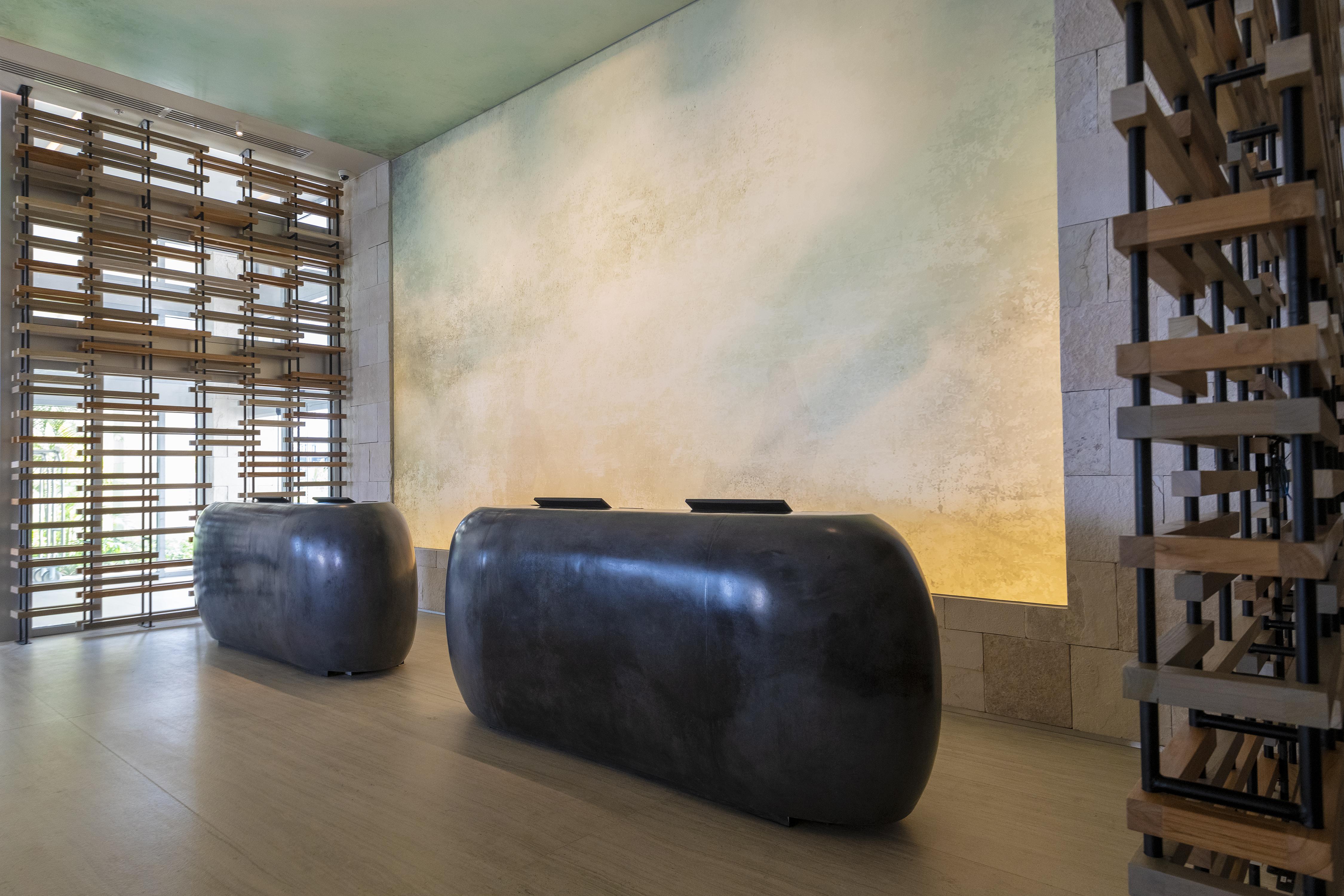 Renaissance Cancun Resort & Marina Exterior foto Reception desk at the hotel