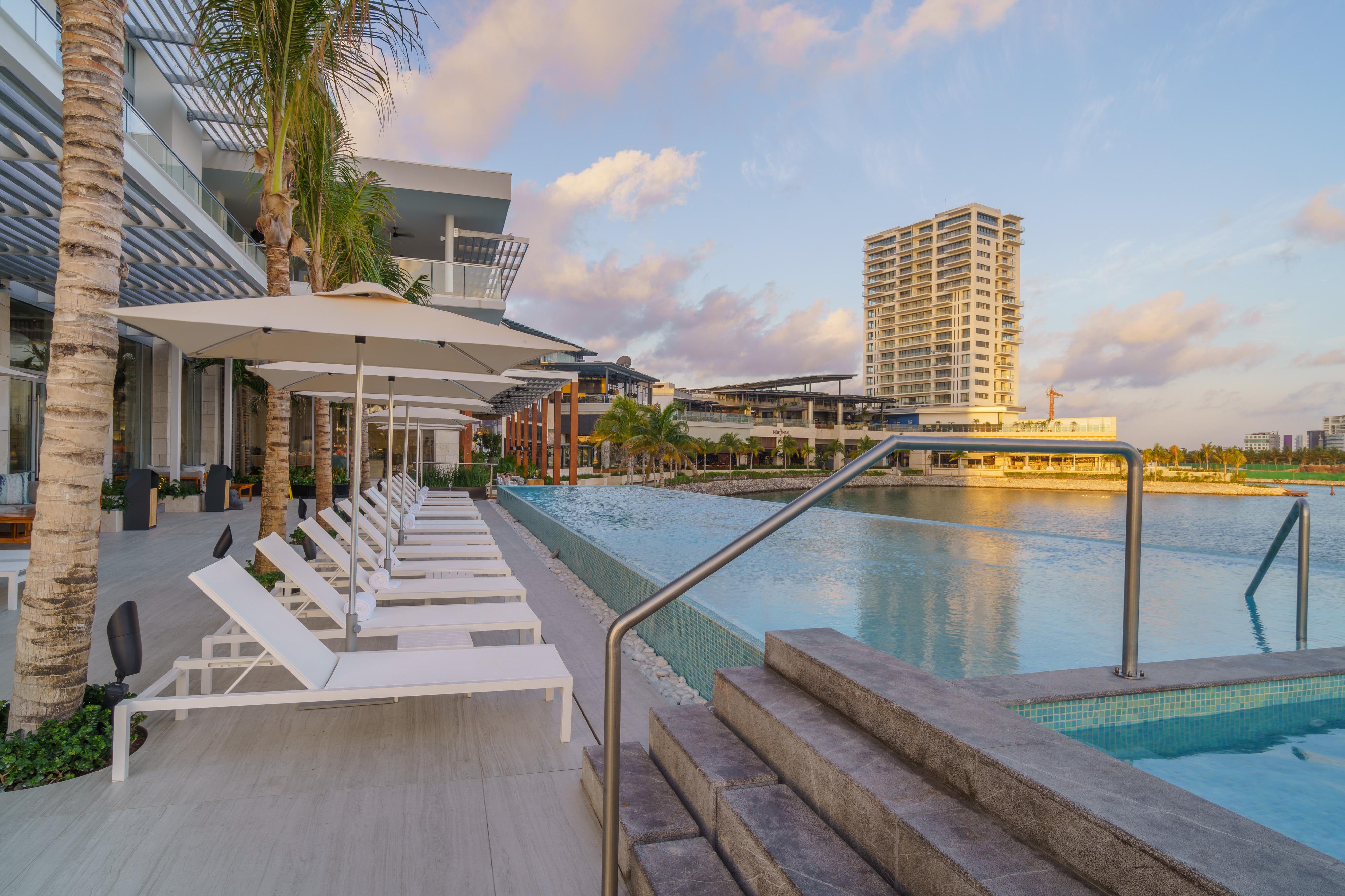 Renaissance Cancun Resort & Marina Exterior foto Infinity pool at The Pearl