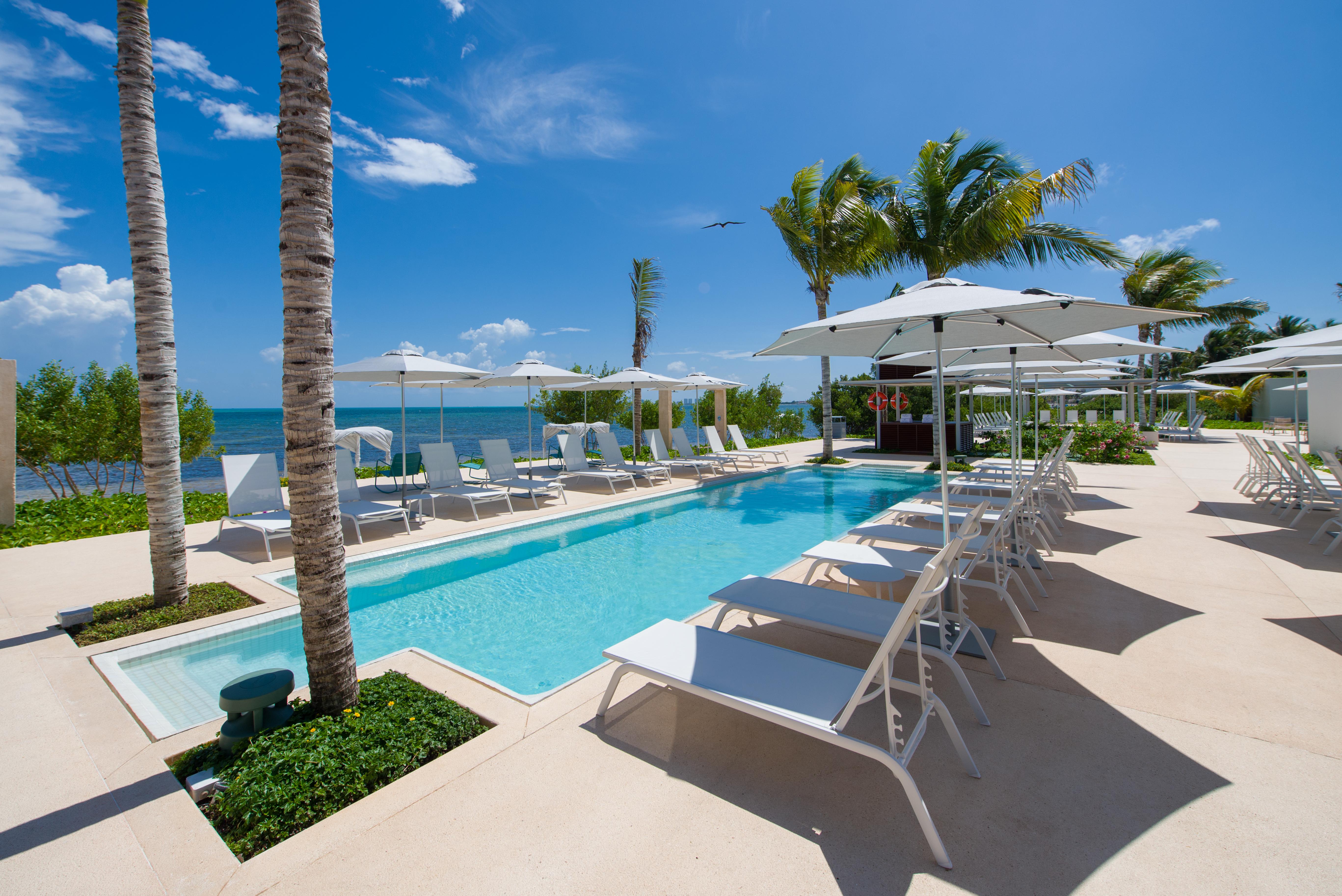 Renaissance Cancun Resort & Marina Exterior foto The Beach Club at The Shore Club